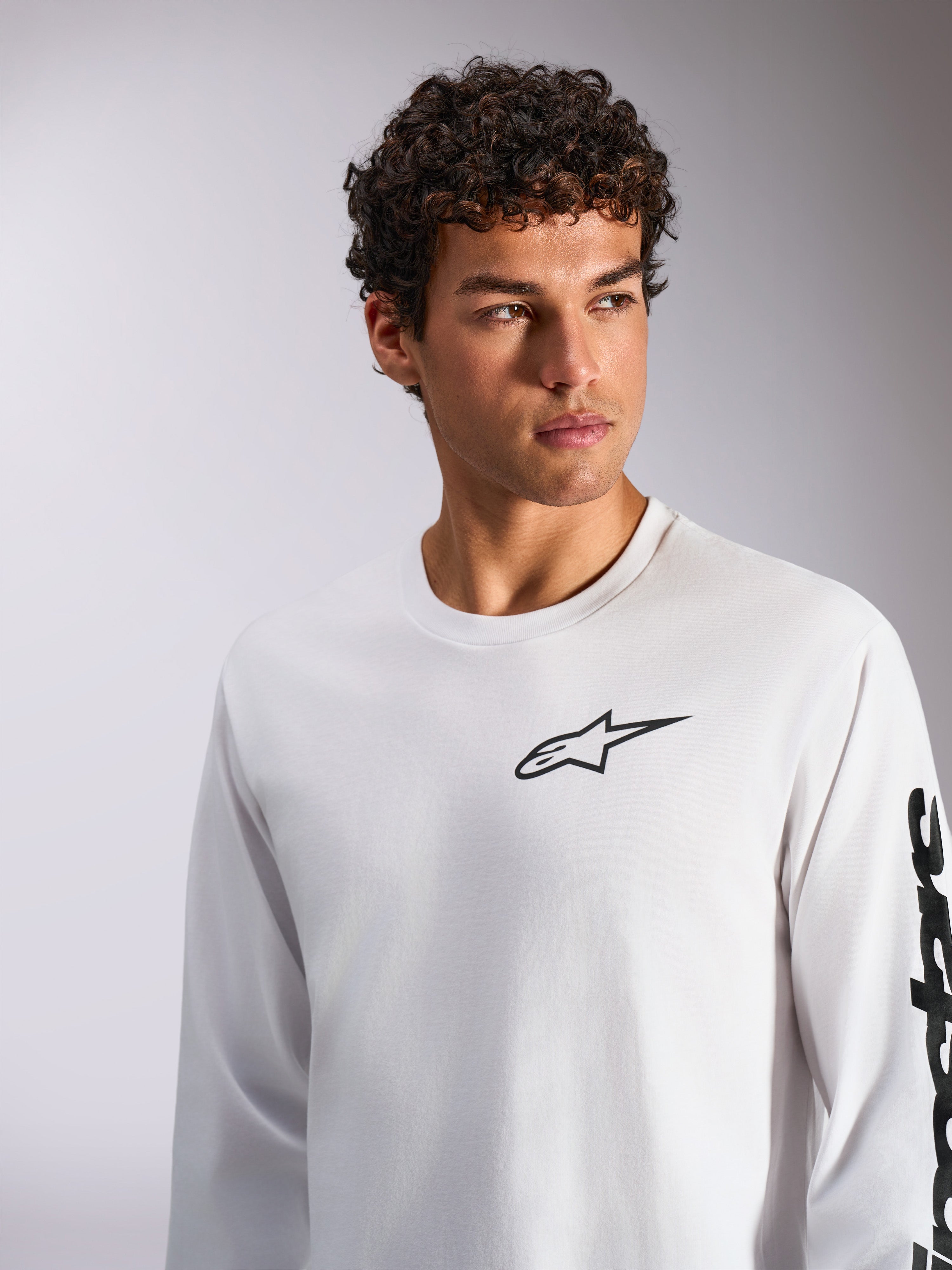 Alpinestars Trackside CSF T-shirt, shirt met lange mouwen, wit met zwarte branding, voorzien van het Astar-logo op de borst en tekst op de mouw, casual motorsport-geïnspireerde streetwear
