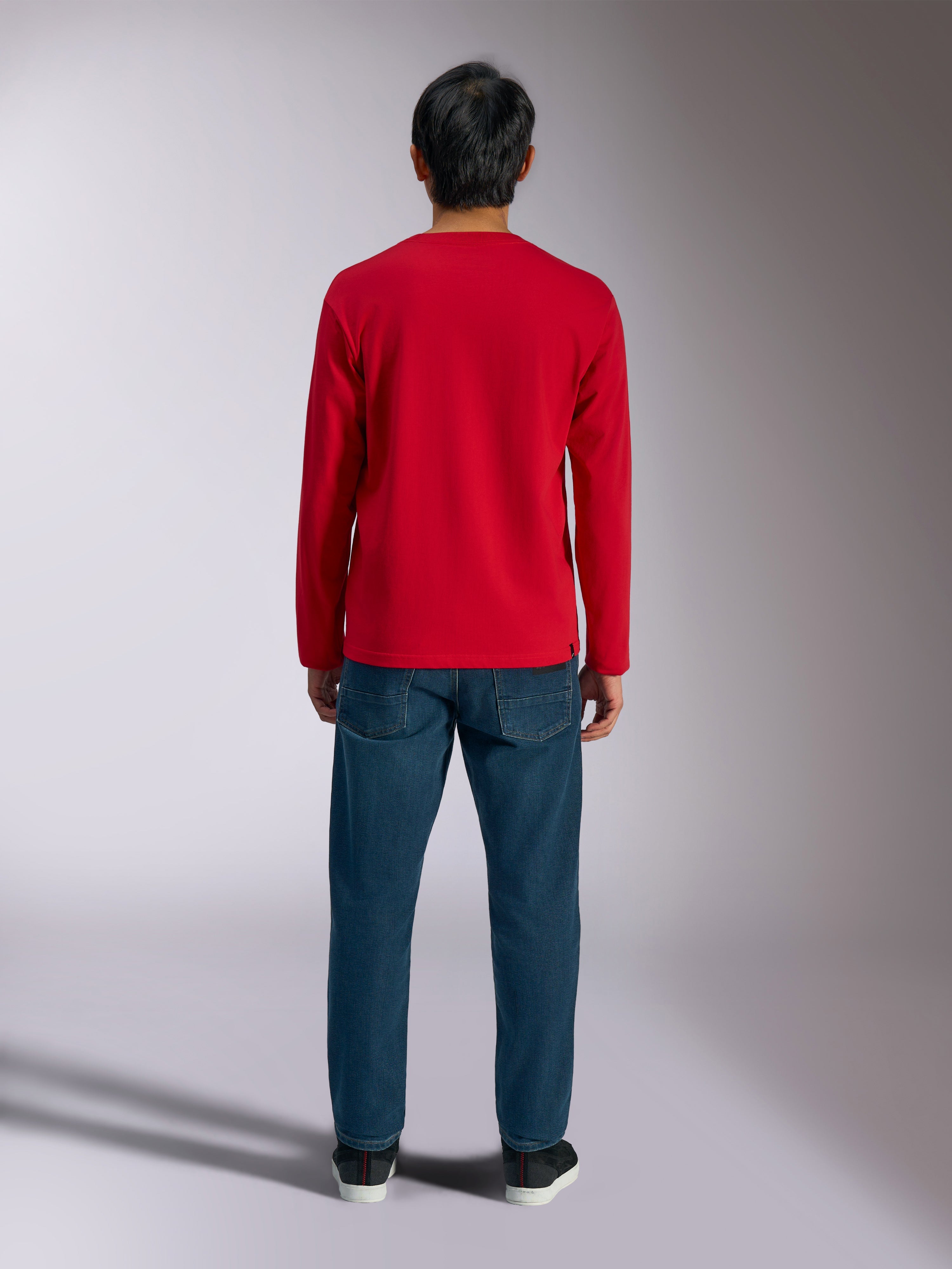 Alpinestars Trackside CSF Tee, T-shirt met lange mouwen, rood, achteraanzicht van model die het shirt draagt met blauwe jeans, casual op motorsport geïnspireerde sportkleding