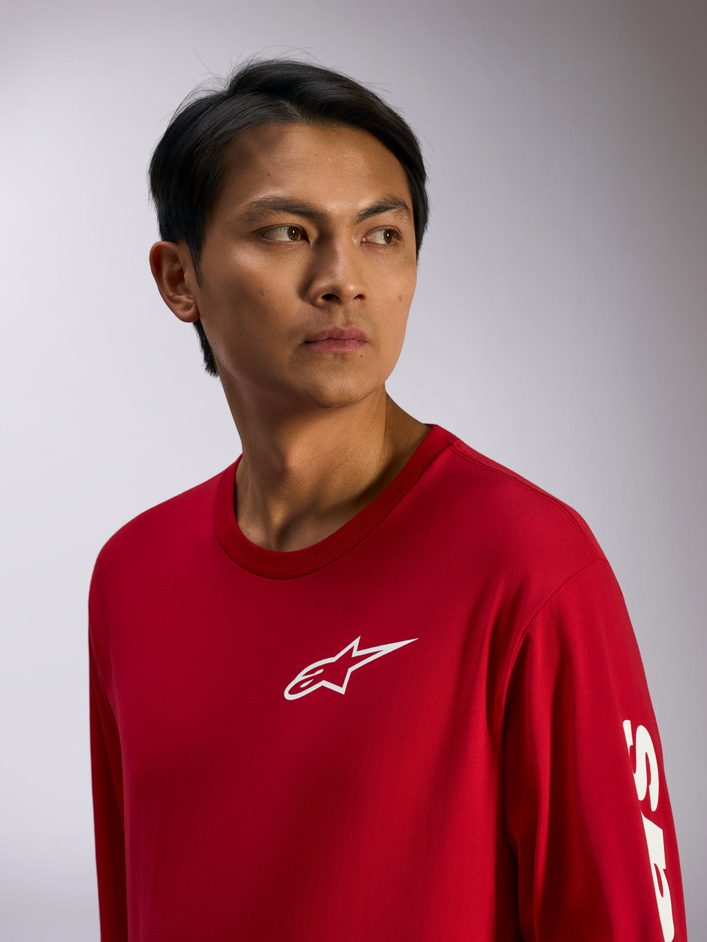 Alpinestars Trackside CSF Tee, T-shirt met lange mouwen, rood met wit Alpinestars-logo op de borst en belettering op de mouw, casual motorsport streetwear, lifestyle portret