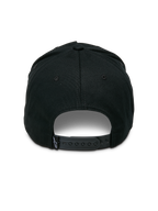 Alpinestars Ageless Snapback Hat, Schwarz, Rückansicht mit verstellbarem Snapback-Verschluss, kleines gewebtes Etikett mit Stern-Logo, strukturierte Krone aus Baumwoll-Twill, lässige, vom Motorsport inspirierte Kopfbedeckung