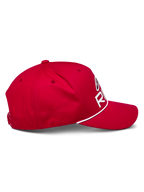 Alpinestars Ride Comp Snapback pet, rood, zijaanzicht, gebogen klep met witte gevlochten koordafwerking, gestructureerde kroon met wit Astars Ride-logo, casual motorsport hoofdbedekking