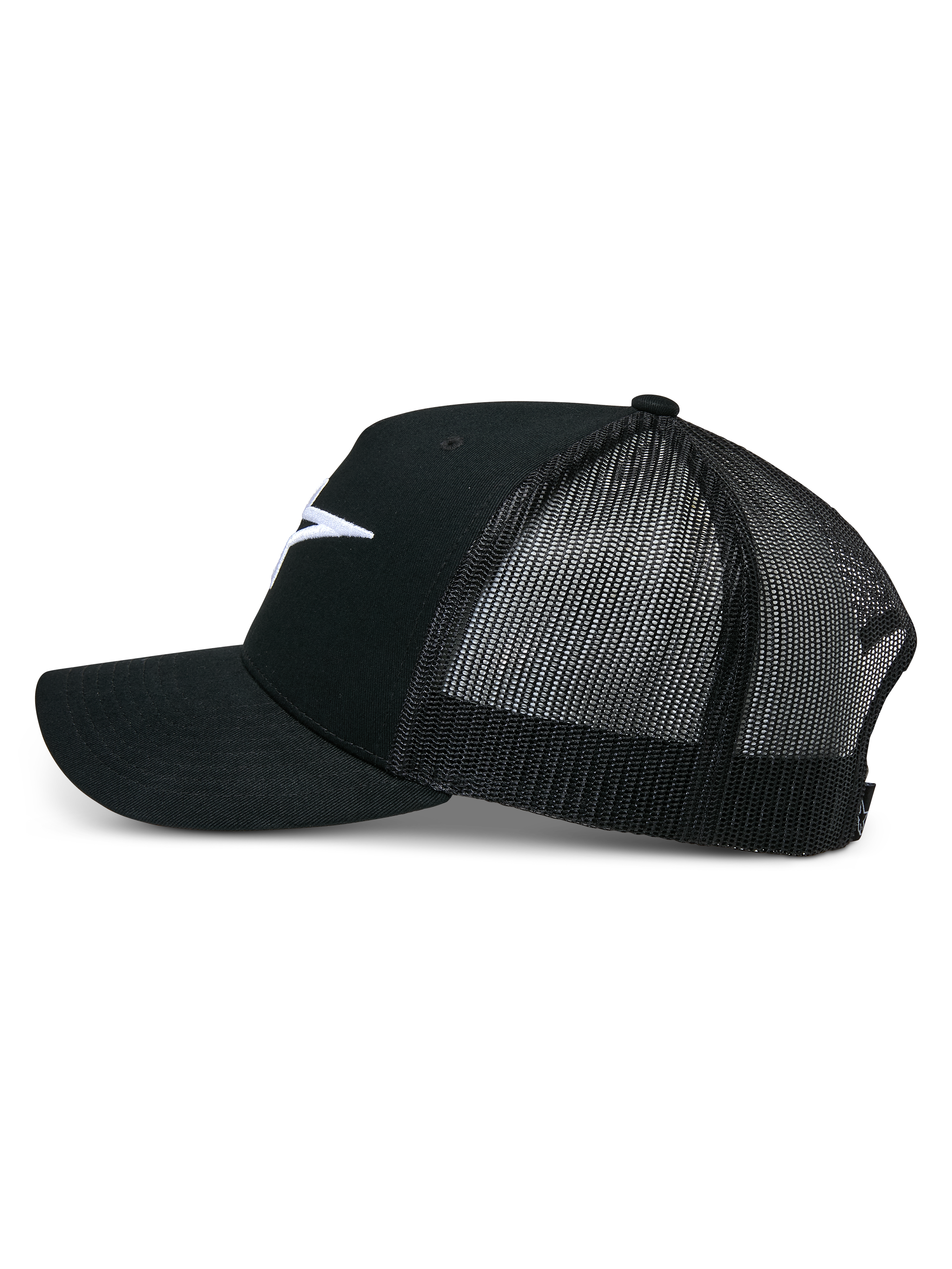 Casquette Trucker Ageless d'Alpinestars, noire, vue de profil, avant en sergé de coton structuré avec logo Astars blanc brodé, arrière en maille noire respirante, visière incurvée, couvre-chef décontracté inspiré du sport automobile