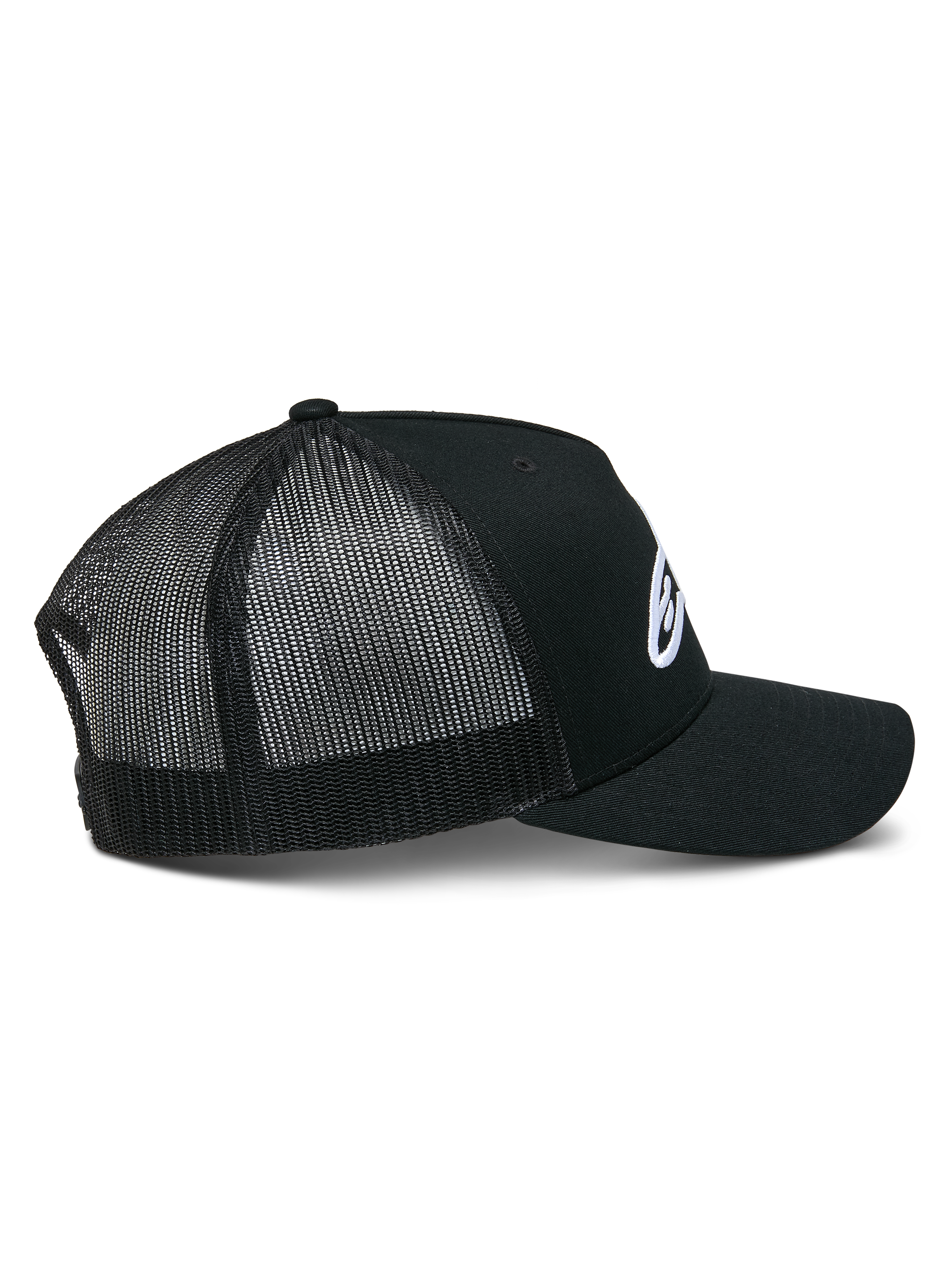Casquette Trucker Ageless d'Alpinestars, noire, vue de profil montrant la couronne structurée et le logo Astars blanc brodé, visière incurvée et empiècements arrière en maille polyester noire respirante.