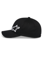 Alpinestars Corp Shift Multi pet, zwarte baseballcap, zijaanzicht, wit 3D Astars-logo op de voorkant, gebogen klep, gestructureerde kroon, casual motorsport-geïnspireerde streetwear