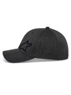 Alpinestars Corp Shift Multi pet, baseballcap, donkergrijs gemêleerd, zijaanzicht met zwart 3D Astars ster-logo, gebogen klep, gestructureerde kroon, stretch twill stof, casual motorsport-geïnspireerde hoofdbedekking