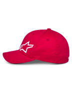 Alpinestars Corp Shift Multi pet, rode baseballcap, zijaanzicht met wit 3D Astars-logo, gebogen klep en gestructureerde kroon, casual motorsport hoofddeksel