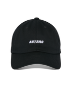 Alpinestars Deduce Strapback Mütze, Schwarz, Vorderansicht mit weißer ASTARS-Stickerei, gebogener Schirm, unstrukturierte niedrige Krone, lässige Motorsport-Kopfbedeckung
