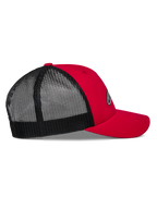 Alpinestars Reflect Ageless Trucker-Mütze, Rot und Schwarz, Seitenansicht, rote Twill-Vorderseite und gebogener Schirm, Rückseite aus schwarzem Poly-Mesh, strukturierte Krone, lässige, vom Motorsport inspirierte Kopfbedeckung
