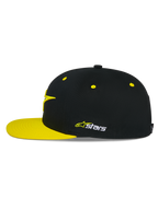 Casquette Snapback Alpinestars Thickness, noir et jaune haute visibilité, vue de profil, couronne structurée avec œillets jaunes et visière plate jaune, logo Astars brodé sur le côté, accessoire décontracté de sport mécanique