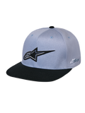 Alpinestars Thickness Snapback pet, grijs en zwart, met een gestructureerde kroon en platte klep, zwart 3D-geborduurd Astars-logo op de voorkant, logo aan de zijkant, casual op motorsport geïnspireerde hoofdbedekking