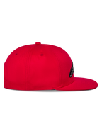 Casquette Snapback Thickness Alpinestars, rouge, vue de profil montrant la visière plate et la couronne structurée, logo brodé à l'avant, couvre-chef décontracté d'inspiration sport automobile