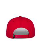 Casquette Snapback Thickness Alpinestars, rouge, vue arrière montrant la fermeture snapback réglable, couronne structurée, tissu en sergé rouge, petite étiquette de marque noire