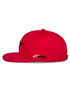 Casquette Snapback Thickness Alpinestars, rouge, vue de profil, visière plate et couronne structurée, broderie Astars latérale blanche et noire, couvre-chef décontracté inspiré du sport automobile