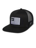 Alpinestars Flag Flat Trucker Hat, zwarte trucker pet met platte klep en gestructureerde kroon, ademende zwarte mesh achterkant, rechthoekige patch met horizontale strepen en ster-logo, borduursel aan de zijkant, casual motorsport-geïnspireerd ontwerp