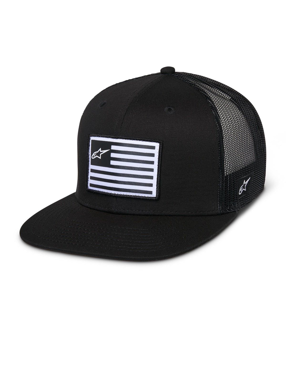 Alpinestars Flag Flat Trucker Hat, zwarte trucker pet met platte klep en gestructureerde kroon, ademende zwarte mesh achterkant, rechthoekige patch met horizontale strepen en ster-logo, borduursel aan de zijkant, casual motorsport-geïnspireerd ontwerp