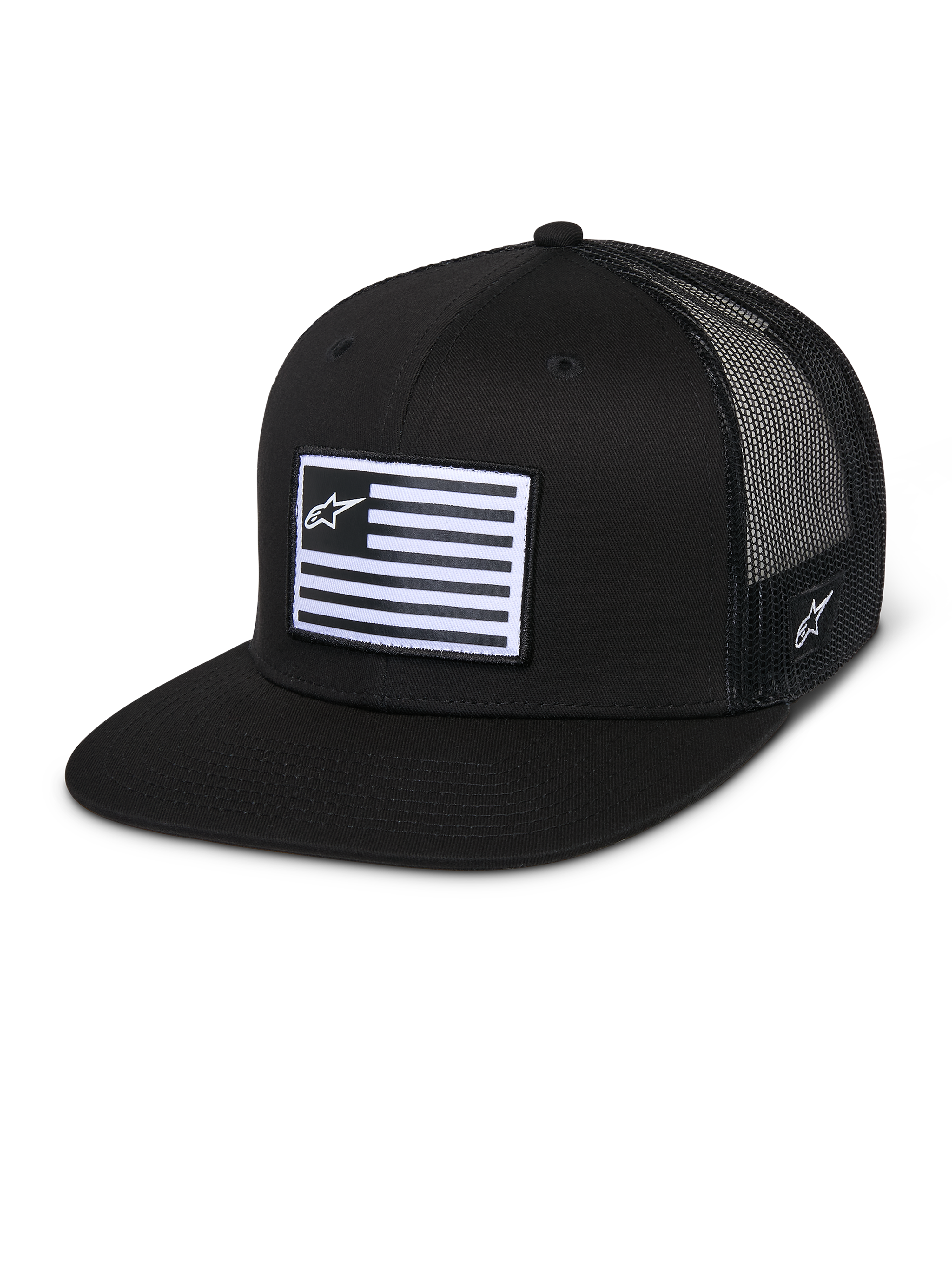Alpinestars Flag Flat Trucker Hat, noire, visière plate et couronne structurée, arrière en maille filet noire respirante, écusson frontal rectangulaire avec rayures horizontales et logo étoile, broderie latérale, design décontracté inspiré des sports mécaniques