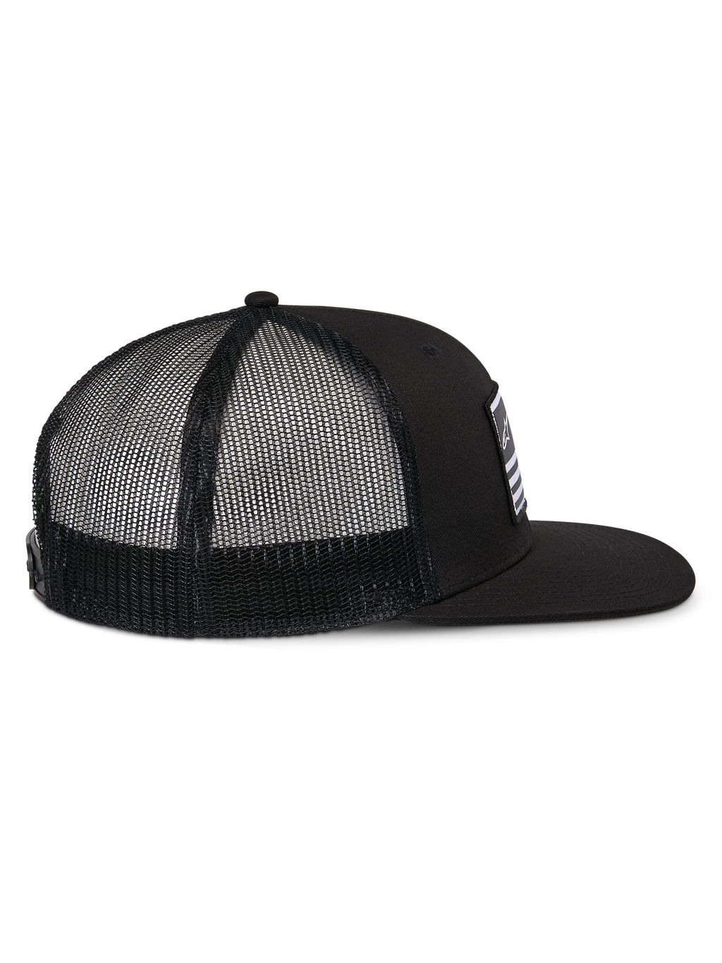 Alpinestars Flag Flat Trucker pet, zwart, zijaanzicht met een platte klep, gestructureerde kroon en zwarte polyester mesh achterkant, casual hoofddeksel geïnspireerd op de motorsport