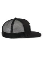 Alpinestars Flag Flat Trucker pet, zwart, zijaanzicht met een platte klep, gestructureerde kroon en zwarte polyester mesh achterkant, casual hoofddeksel geïnspireerd op de motorsport