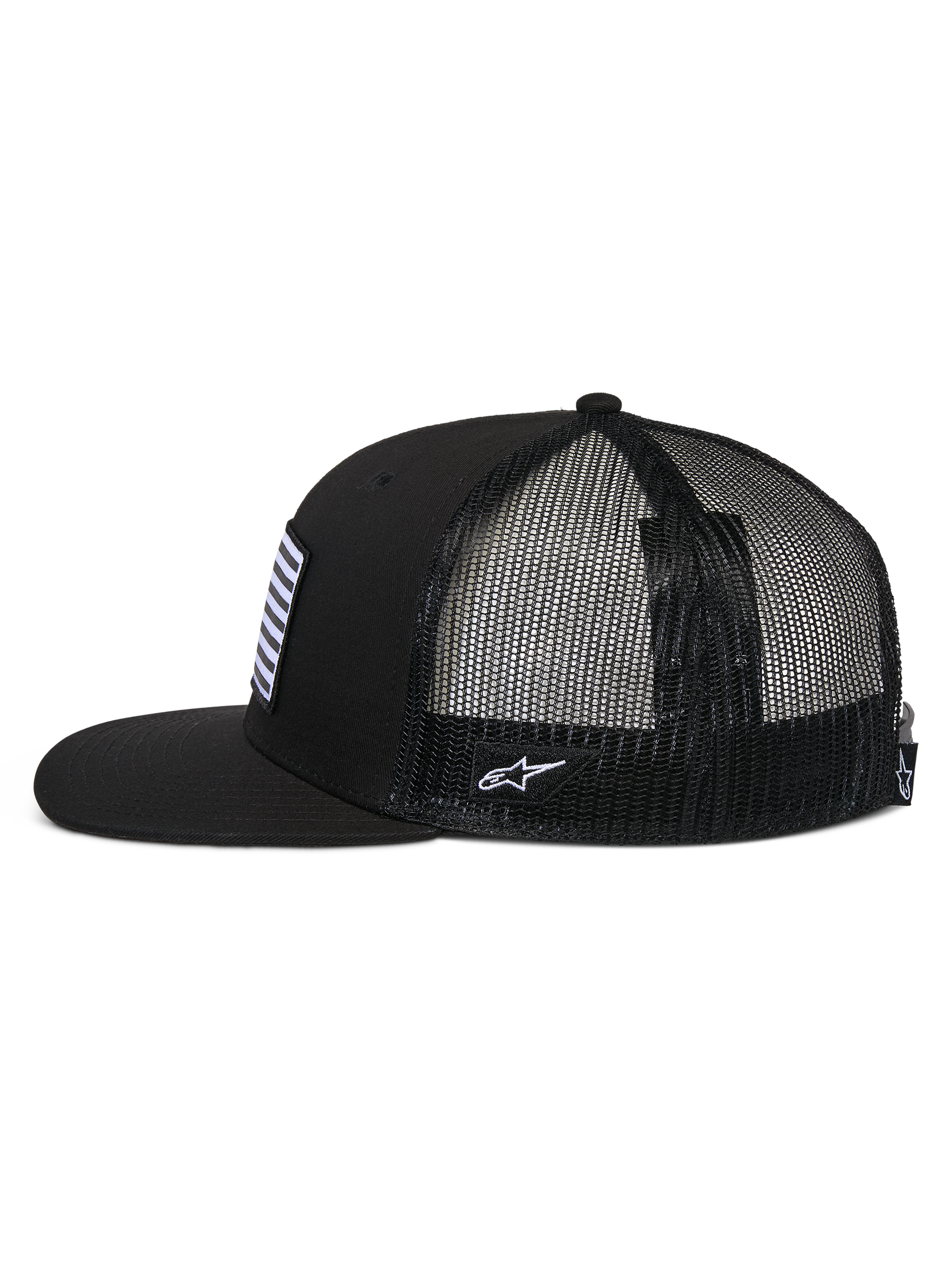 Alpinestars Flag Flat Trucker pet, zijaanzicht, zwart, platte klep en gestructureerde kroon, ademende polyester mesh achterzijde, vlagpatch aan de voorzijde en wit geborduurd logo aan de zijkant, casual motorsport-geïnspireerde pet