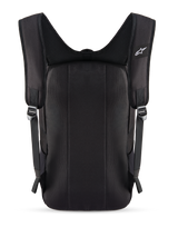 Alpinestars Defcon V3 Rucksack, Schwarz, Rückansicht zeigt gepolsterte Rückwand und atmungsaktive Air-Mesh-Schultergurte, kleines weißes Alpinestars-Logo auf dem Gurt, strapazierfähige 600D-Polyester-Konstruktion für den täglichen Gebrauch.