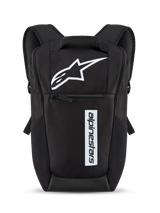 Alpinestars Defcon V3 Rucksack, Schwarz und Weiß, kleiner Tagesrucksack mit weißem Stern-Logo und vertikalem Markenschriftzug, Frontreißverschlusstasche, gepolsterte Schultergurte, strapazierfähiges 600D-Polyester-Material