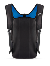 Alpinestars Defcon V3 Rugzak, achteraanzicht, zwart met blauw mesh, voorzien van gewatteerd rugpaneel en luchtgaas schouderbanden, klein wit Alpinestars-logo, duurzame rugzak voor dagelijks gebruik