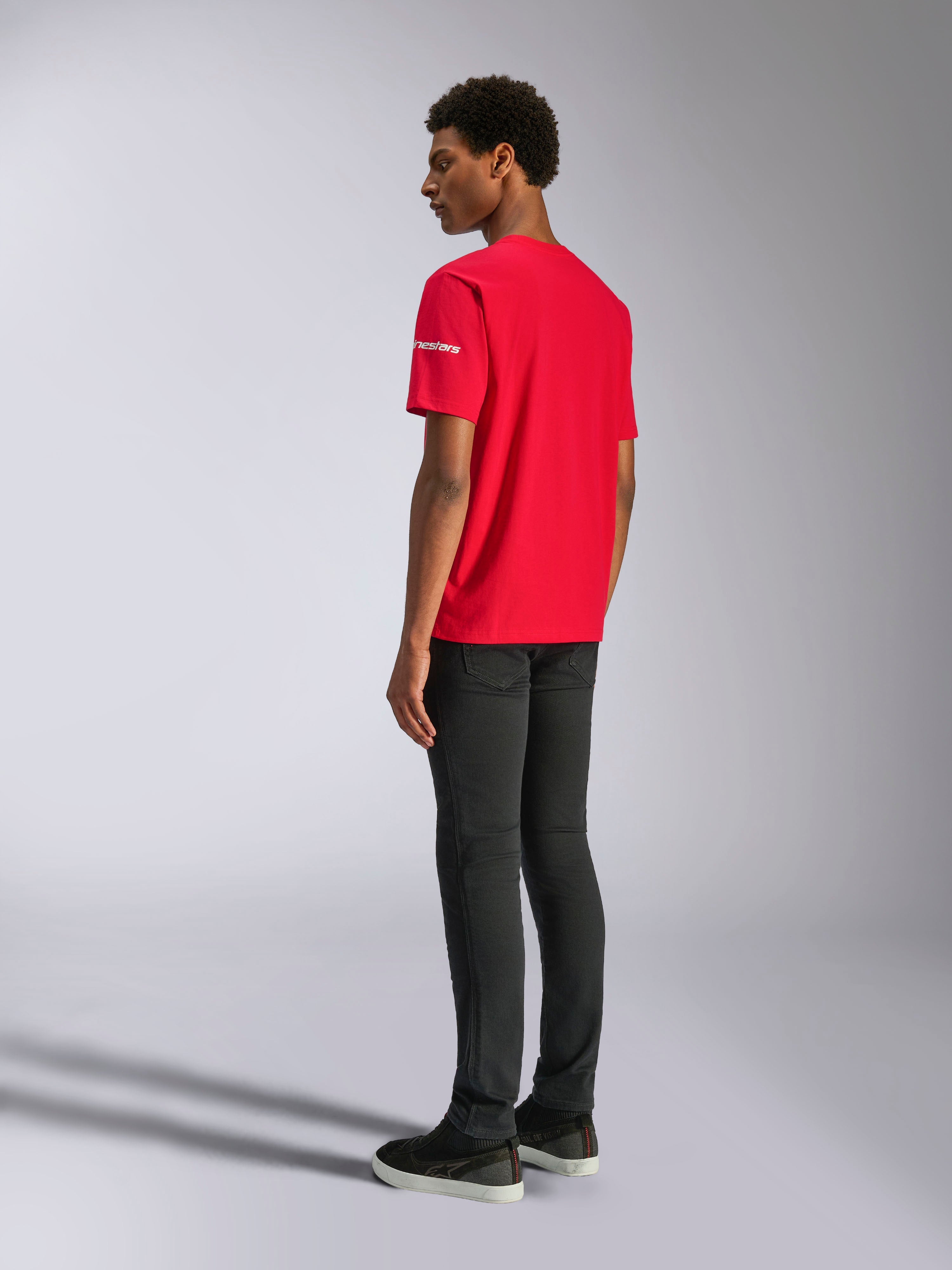 Alpinestars Frontal CSF Tee, T-shirt met korte mouwen, rood, achteraanzicht op model, met wit logo op de mouw, gecombineerd met een zwarte broek, performance casual streetwear