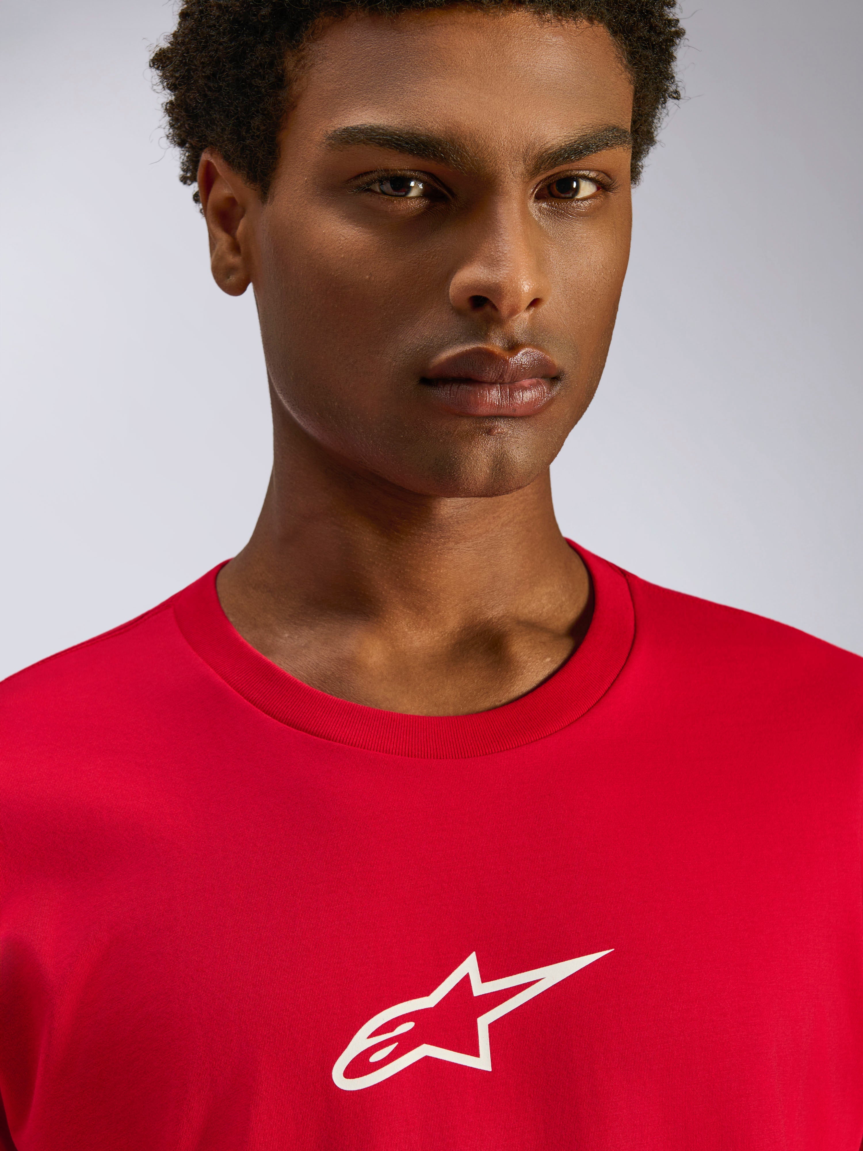 Alpinestars Frontal CSF Tee, T-shirt met korte mouwen, rood, wit Astars-logo op de borst, close-up van model in duurzame performance vochtafvoerende sportkleding