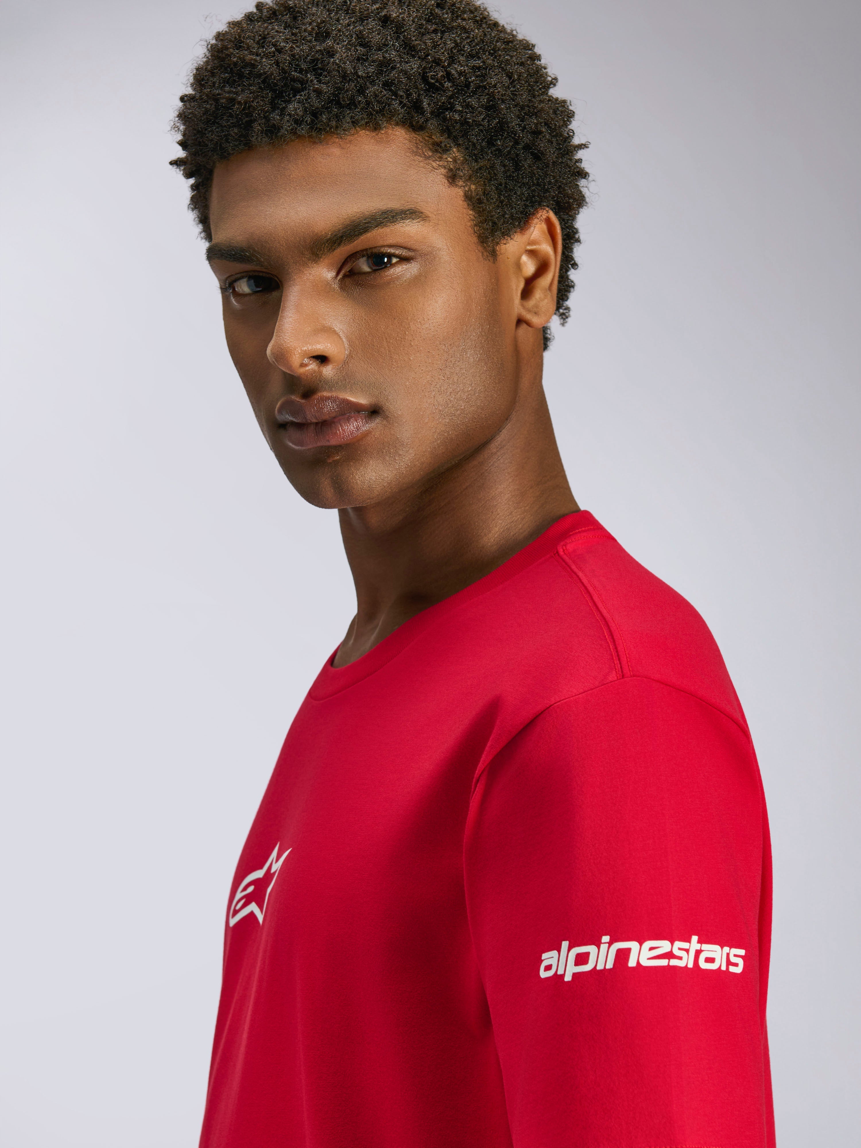 Alpinestars Frontal CSF Tee, rood T-shirt met korte mouwen, voorzien van witte logo's op de borst en mouw, gedragen door een model, casual performance motorsport streetwear