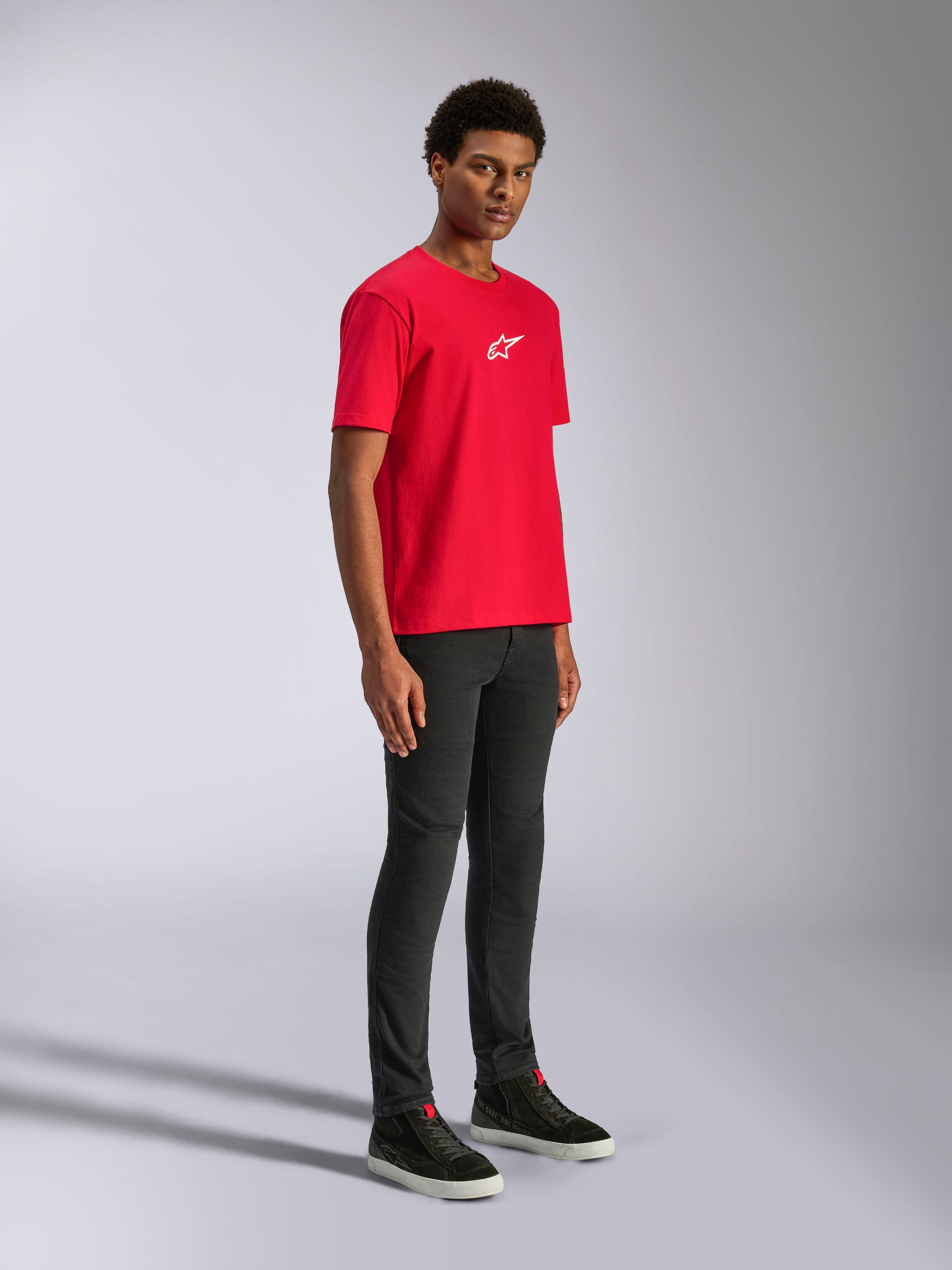 Alpinestars Frontal CSF Tee, T-shirt met korte mouwen, rood, wit sterlogo op de borst, gedragen door een model met zwarte broek en zwarte sneakers, casual motorsport performance streetwear