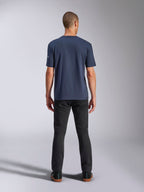 Alpinestars Frontal CSF Tee, T-shirt met korte mouwen, marineblauw, achteraanzicht op model met zwarte broek, casual motorsport streetwear