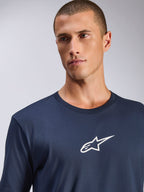 Alpinestars Frontal CSF Tee, T-shirt met korte mouwen, navy, klein wit Alpinestars-logo op de borst, gedragen door een mannelijk model, casual performance sportkleding