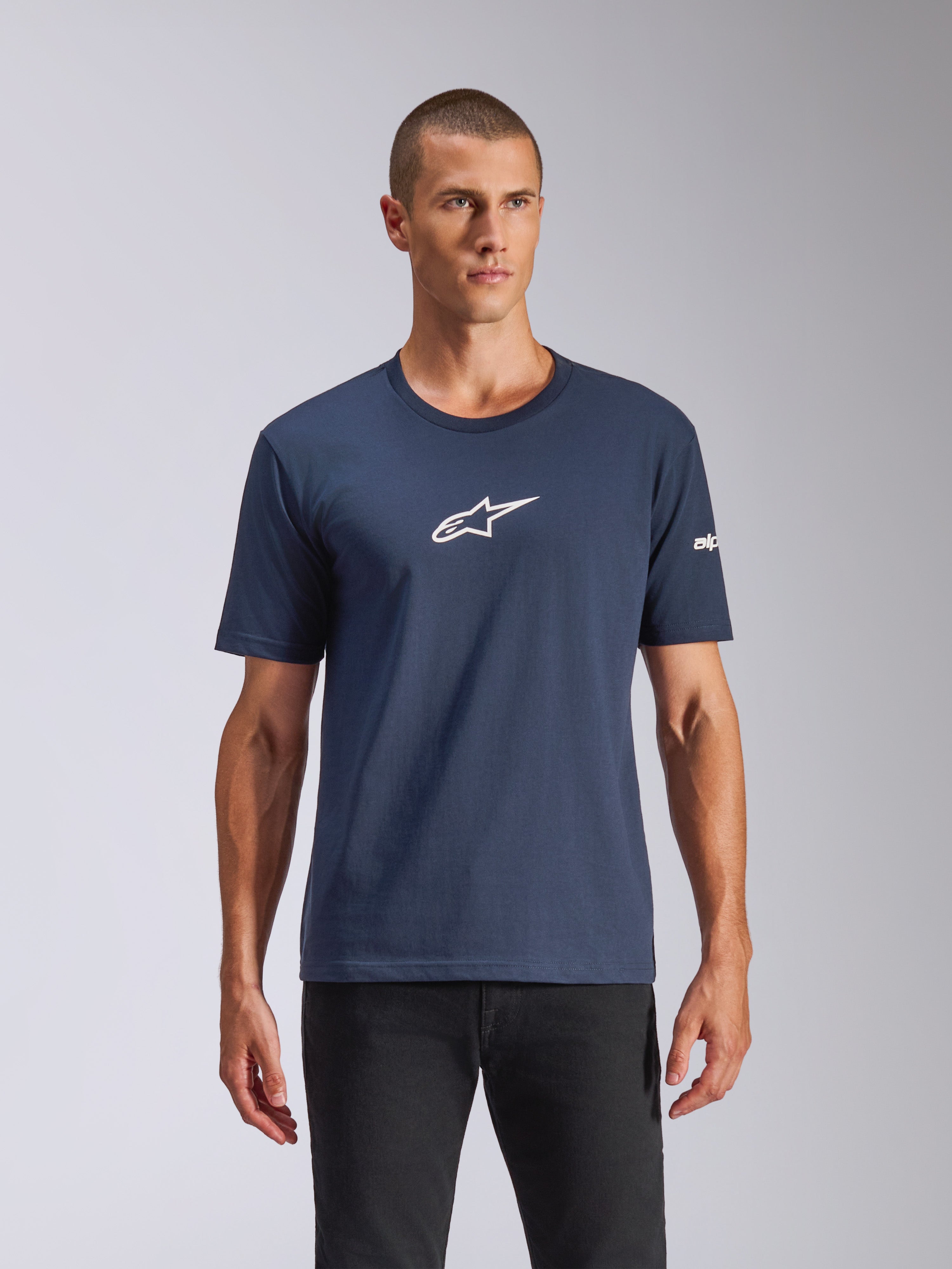 Alpinestars Frontal CSF Tee, T-shirt met korte mouwen, marineblauw, wit Astars-logo op de borst, gedragen met een zwarte broek, casual performance sportkleding