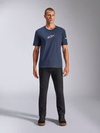Alpinestars Frontal CSF Tee, T-shirt met korte mouwen, marineblauw, wit Alpinestars sterlogo op de borst, gedragen met een zwarte broek en sneakers, casual performance sportkleding