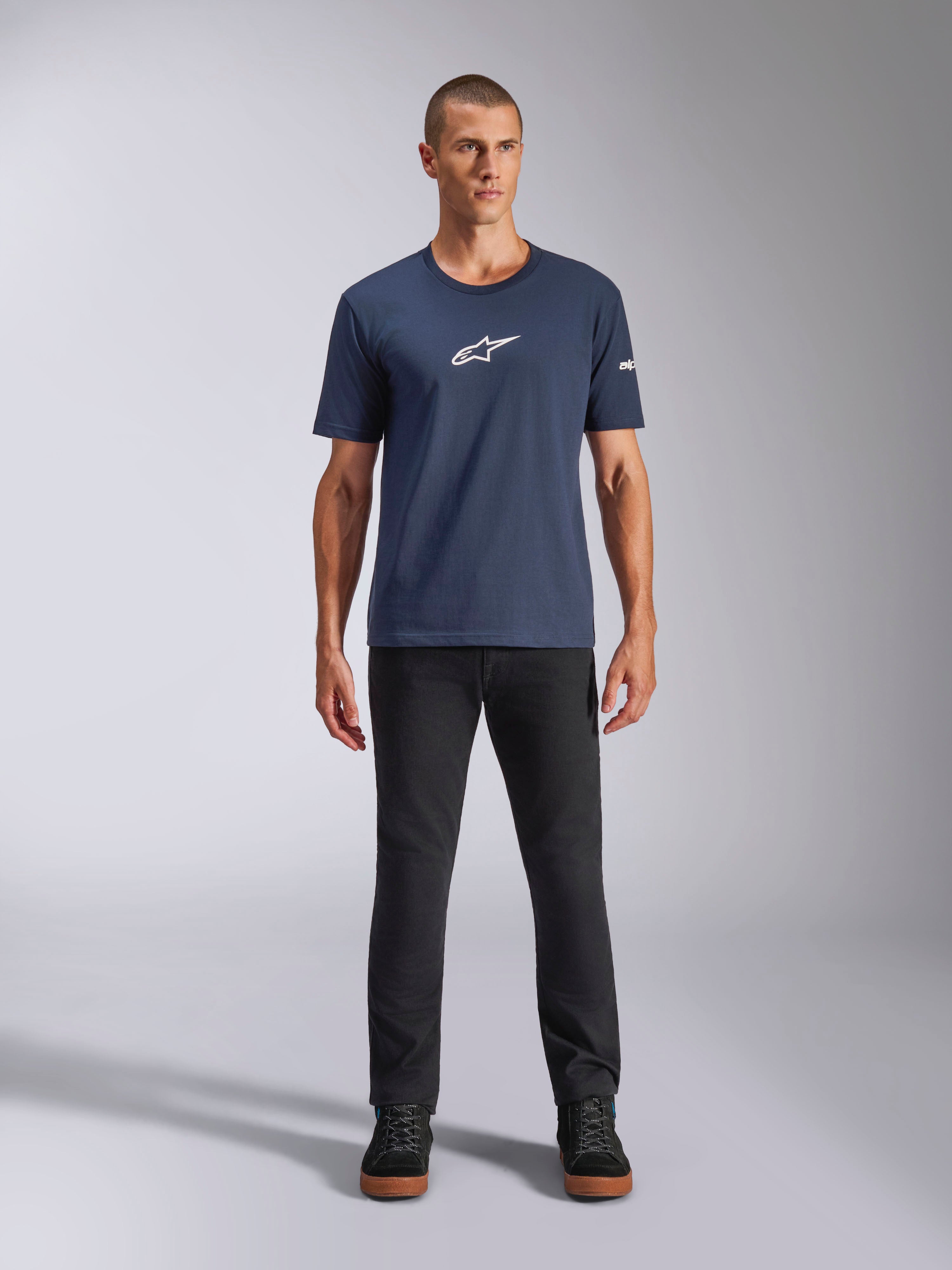 Alpinestars Frontal CSF Tee, T-shirt met korte mouwen, marineblauw, wit Alpinestars sterlogo op de borst, gedragen met een zwarte broek en sneakers, casual performance sportkleding