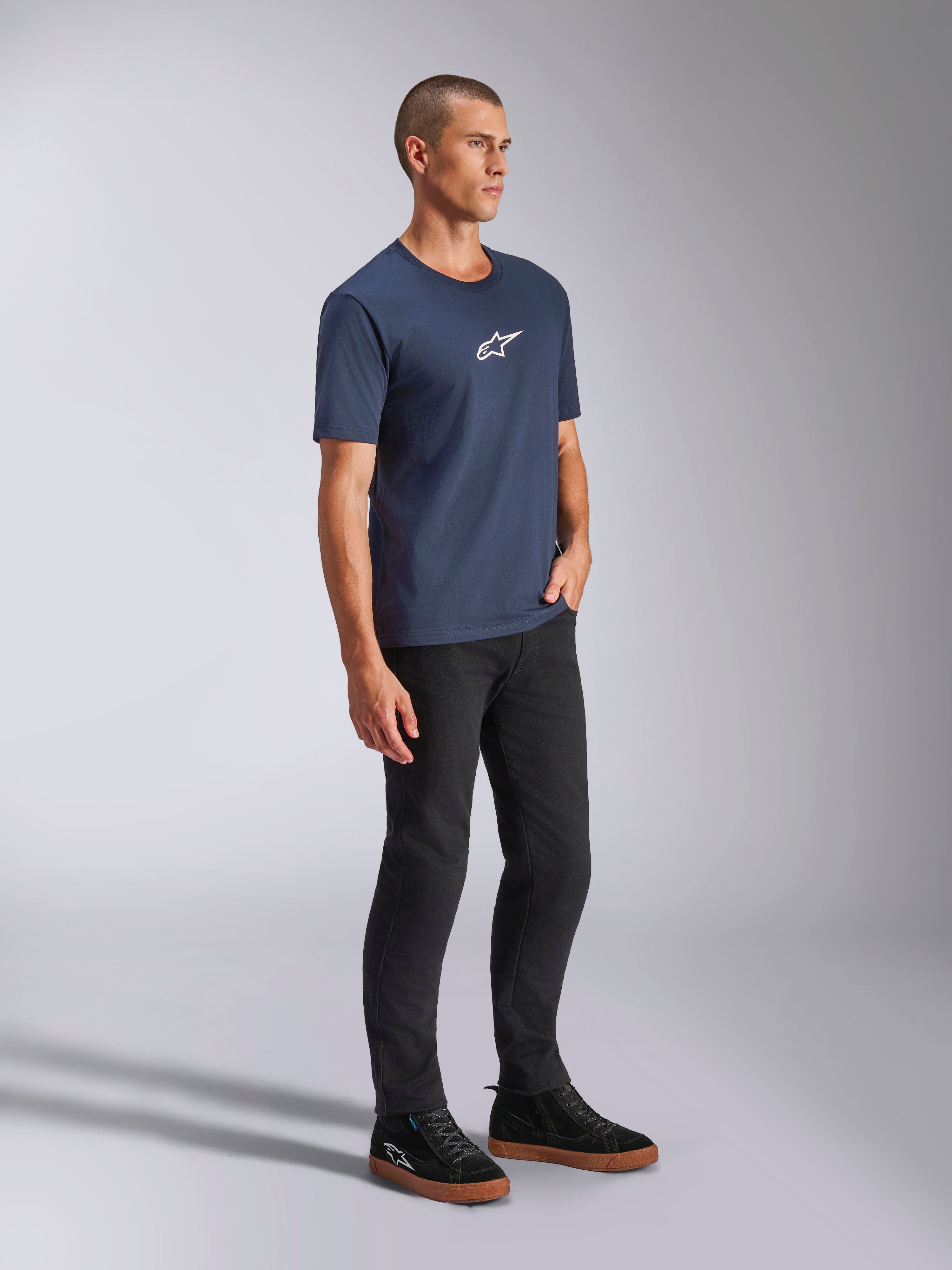 Alpinestars Frontal CSF Tee, T-shirt met korte mouwen, donkerblauw, klein wit Astars-logo op de borst, gedragen met zwarte broek en sneakers, casual performance streetwear