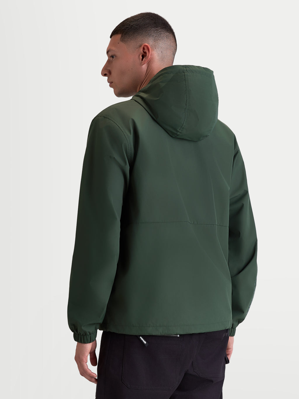 Alpinestars Speeder Resolve, veste coupe-vent sportswear légère pour usage urbain, vert, 100 % polyester avec doublure en mesh, vue de dos sur modèle mettant en valeur le design épuré et les poignets élastiques.