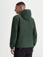 Alpinestars Speeder Resolve, veste coupe-vent sportswear légère pour usage urbain, vert, 100 % polyester avec doublure en mesh, vue de dos sur modèle mettant en valeur le design épuré et les poignets élastiques.