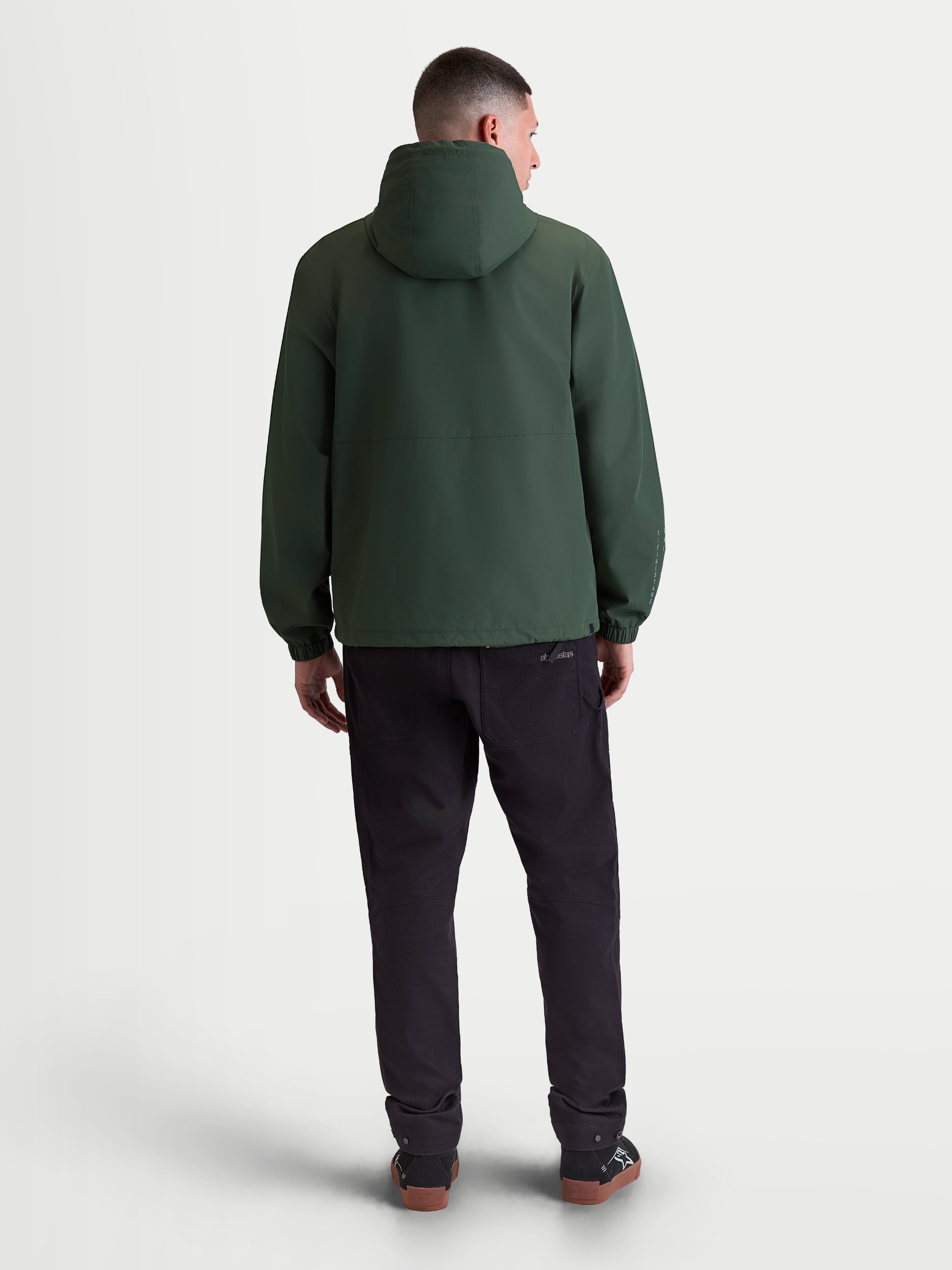 Alpinestars veste coupe-vent Speeder Resolve, veste sportswear légère à capuche pour homme, vert sapin, textile coupe-vent, vue de dos montrant la capuche et les poignets élastiques