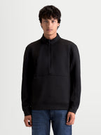 Alpinestars Sweat Half-Zip Apera, sweat à col demi-zippé noir, pull sportswear mixte porté par un modèle, avec poche kangourou et logo HD ton sur ton, style décontracté inspiré du sport automobile