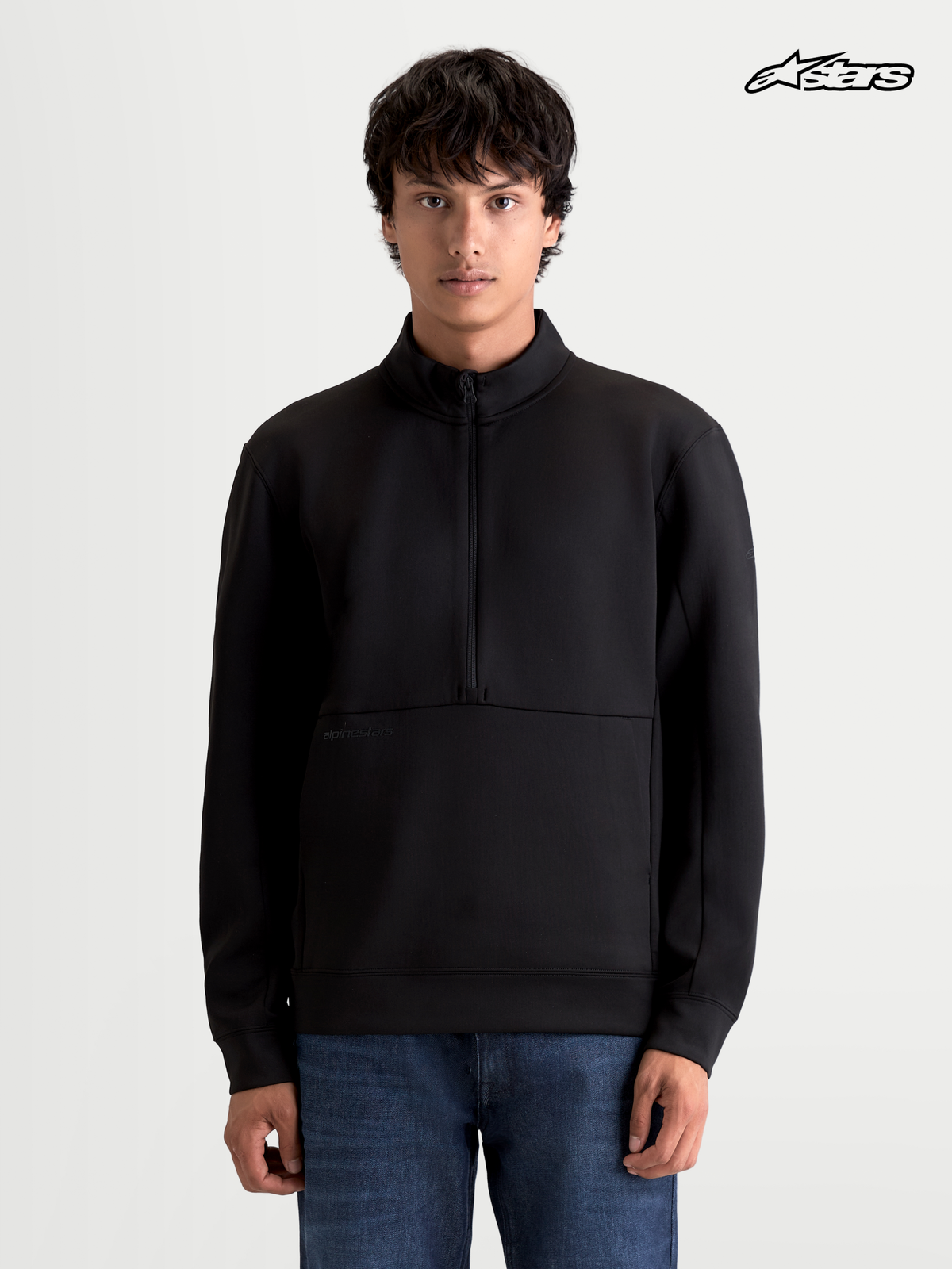 Alpinestars Sweat Half-Zip Apera, sweat casual sportswear noir, vue de face porté par un modèle avec fermeture demi-zippée et poche kangourou