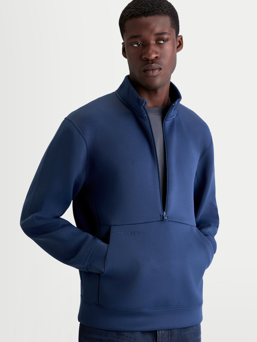 Alpinestars Apera Half-Zip sweatshirt, heren sportswearpullover in blauw, met een half-zip-sluiting, kangoeroezak met subtiele tonale branding en premium tri-blend fleece voor dagelijks casual comfort.