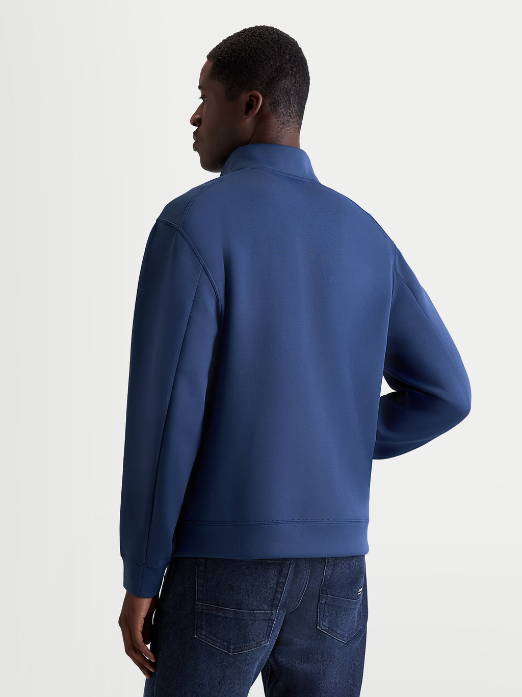 Alpinestars Apera Half-Zip Sweatshirt, heren sportswear pullover, blauw, tri-blend dubbelzijdige fleece constructie, achteraanzicht op model met verfijnde mouwnaden en een strak motorsport-geïnspireerd ontwerp.