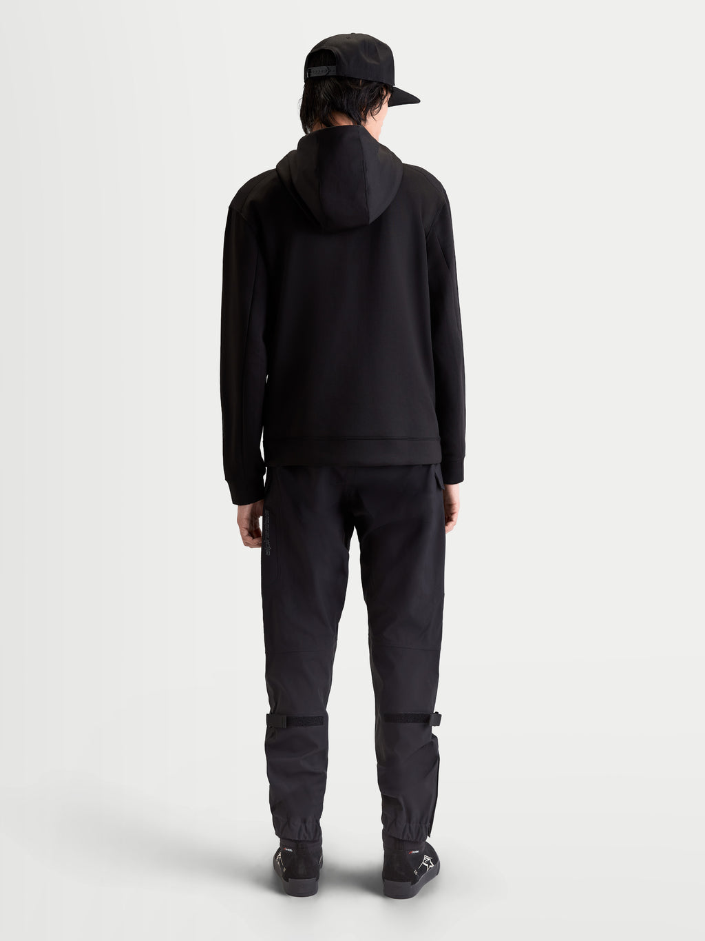 Alpinestars Sweat à capuche Datrix, sweat sportswear premium, noir, vue de dos sur modèle, polaire double face tri-mélange avec capuche doublée en mesh, style épuré inspiré du sport automobile.