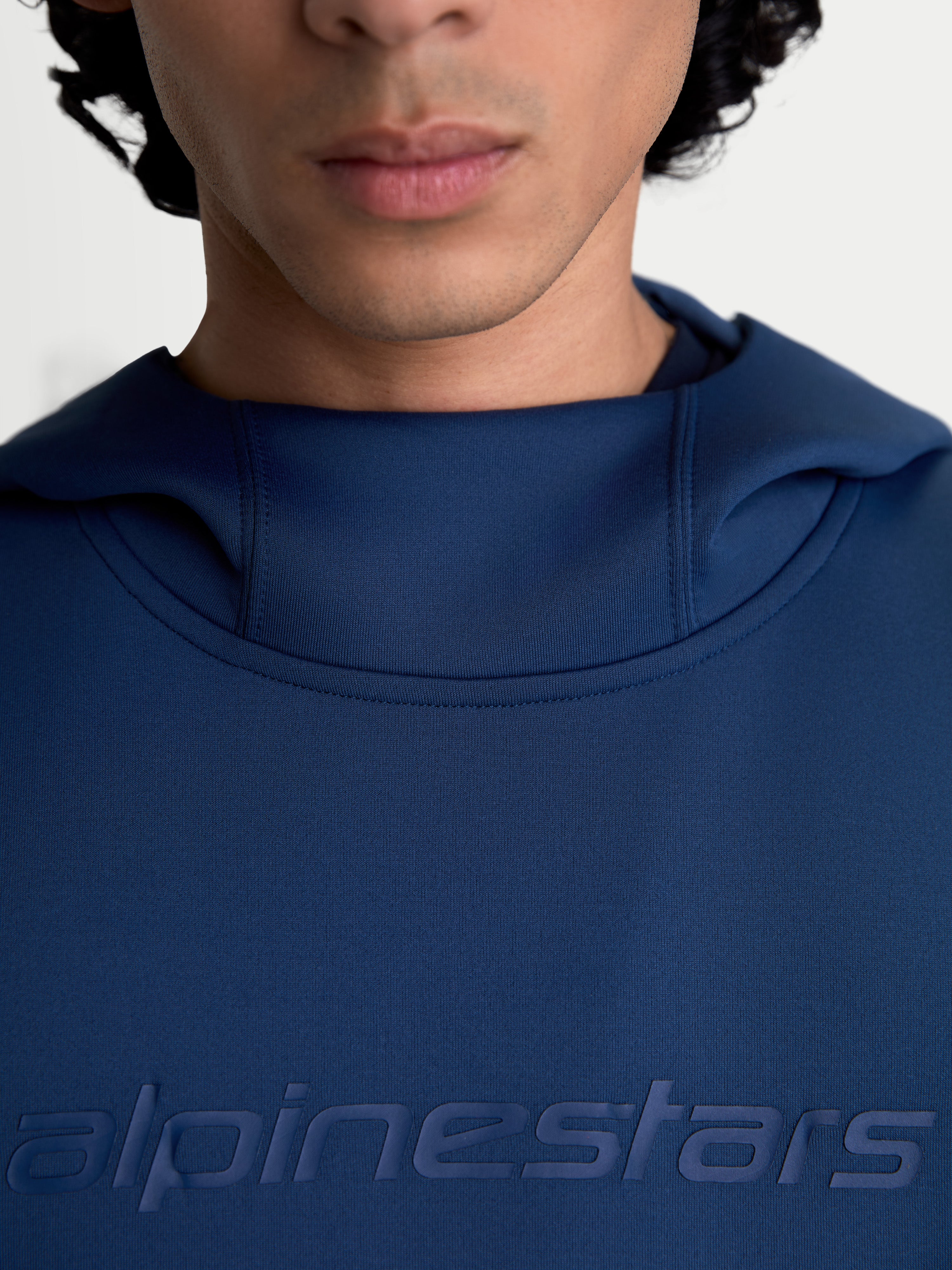 Alpinestars Sweat À Capuche Datrix, sweat à capuche de sportswear pour homme, bleu acier, gros plan sur le marquage HD ton sur ton sur la poitrine et la structure de col avec capuche doublée en mesh, polaire premium.