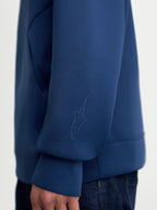 Alpinestars Sweat À Capuche Datrix, sweat à capuche sportswear premium, bleu acier, vue rapprochée de la manche avec logo Alpinestars HD ton sur ton, conçu en polaire double face pour un look décontracté