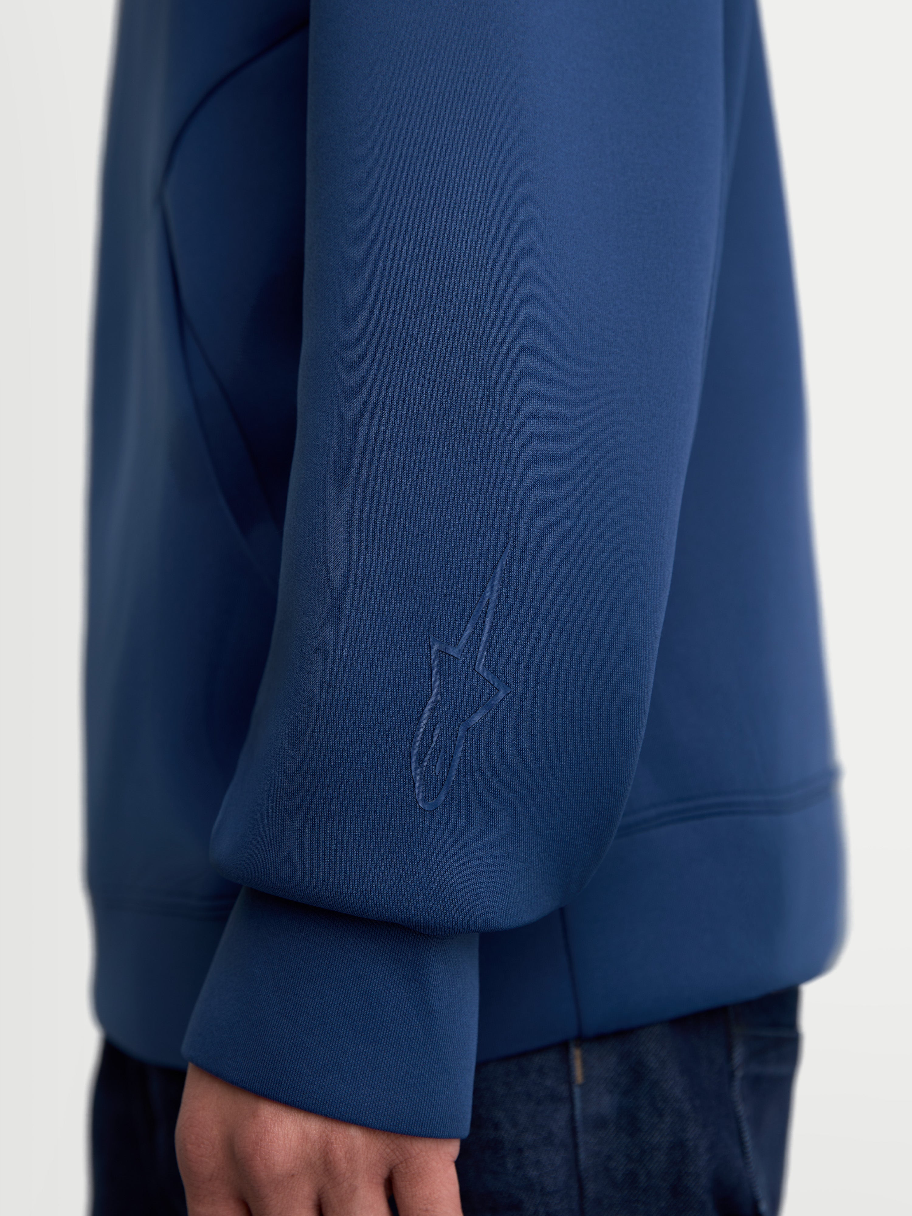 Alpinestars Sweat À Capuche Datrix, sweat à capuche sportswear premium, bleu acier, vue rapprochée de la manche avec logo Alpinestars HD ton sur ton, conçu en polaire double face pour un look décontracté