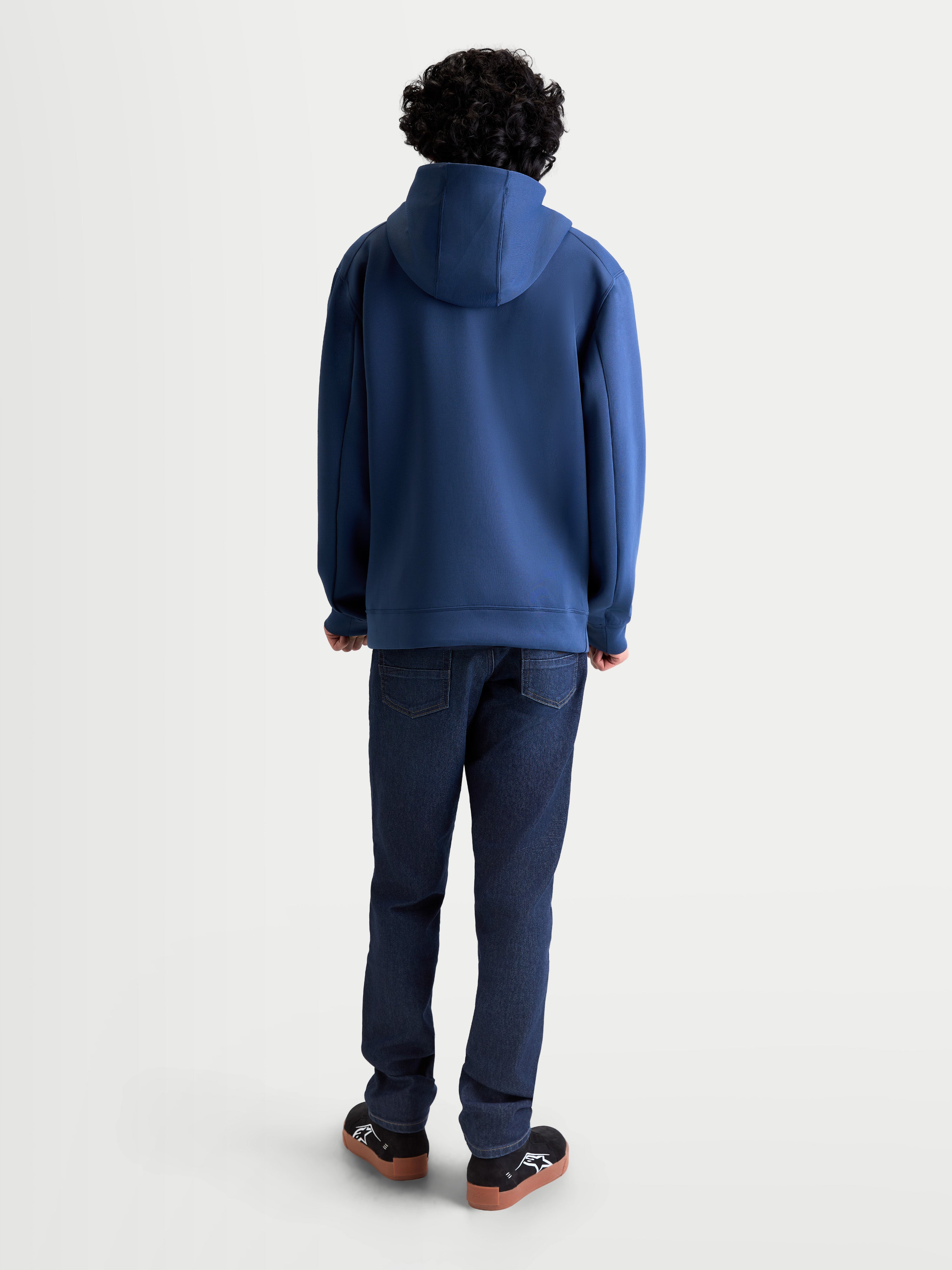 Alpinestars Sweat à capuche Datrix, pullover sportswear unisexe, bleu acier, confection en polaire double face tri-mélange premium, vue de dos sur modèle montrant le détail de la capuche
