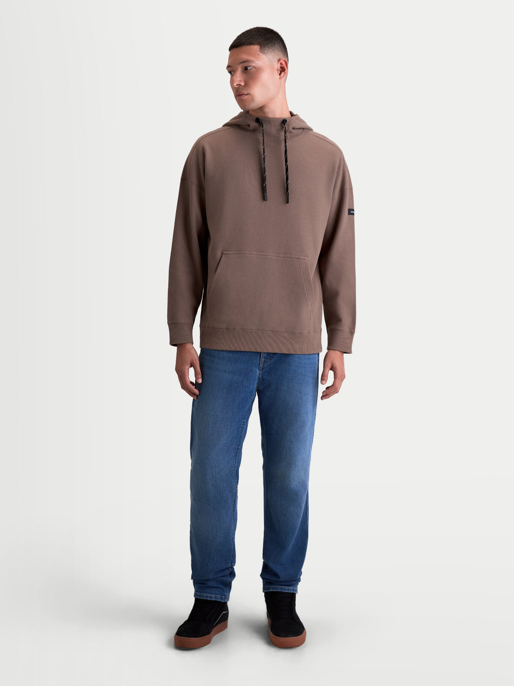 Alpinestars sweat à capuche textured oversized Camino, sweat à capuche de sportswear pour homme, marron, doté d'une polaire texturée en maille sergée, d'un col montant avec cordons et d'une poche kangourou, silhouette décontractée.