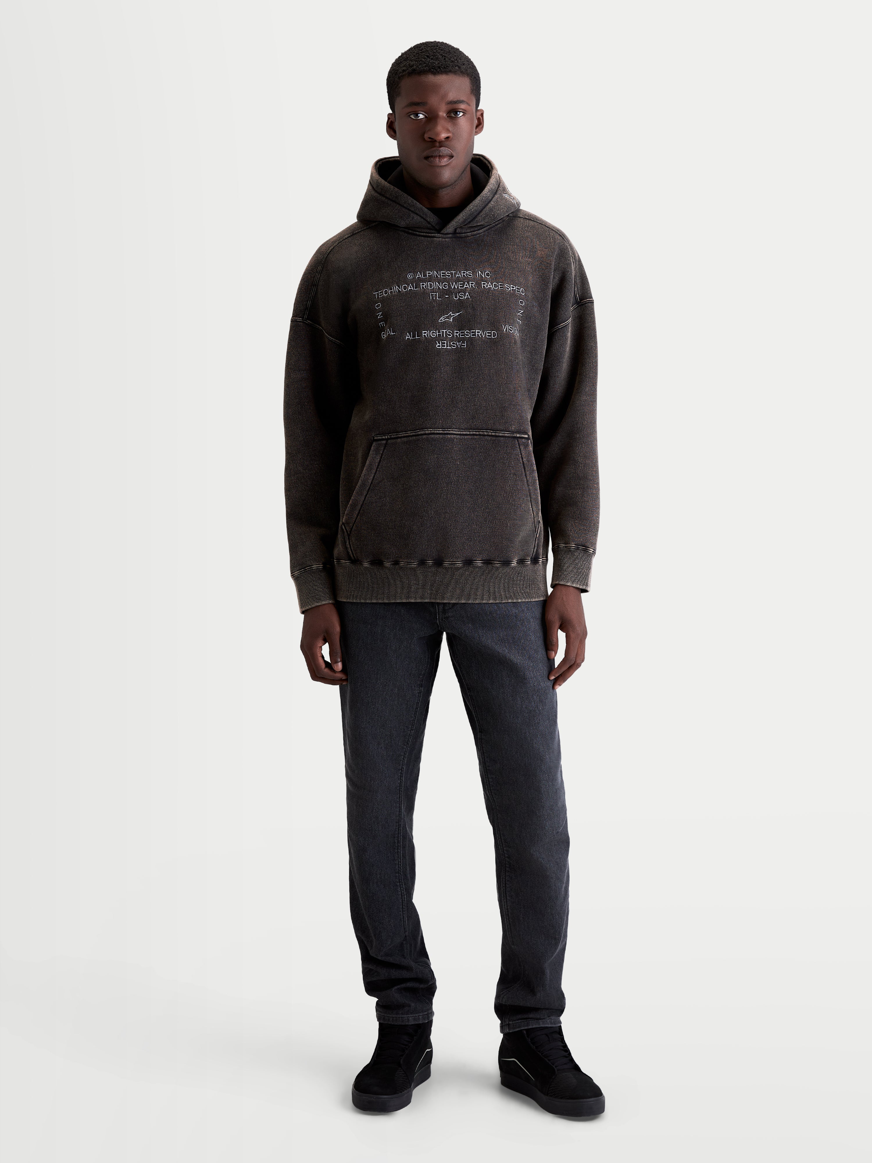 Alpinestars Sweat à capuche Infinite Washed Oversize, sweat de sportswear pour homme, noir délavé avec finition effet neige, logo technique brodé sur la poitrine, poche kangourou, coupe décontractée en polaire premium